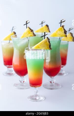 Nahaufnahme mehrerer erfrischender, farbenfroher Mocktails, die zum Trinken bereit sind Stockfoto