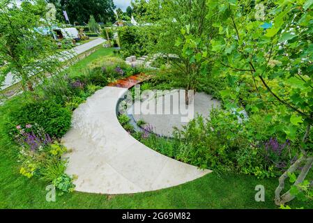 London, Großbritannien. Juli 2021. Der Cancer Research UK Legacy Garden, ein Showgarten, entworfen von Tom Stimpson - die letzten Vorbereitungen für die Hampton Court Flower Show 2021. Die Show wurde letztes Jahr wegen der Blockierung des Coronavirus abgesagt. Kredit: Guy Bell/Alamy Live Nachrichten Stockfoto