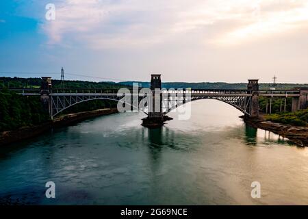 Die Luftbrücke VEW der Britannia Bridge führt Straße und Bahn über die Menai Straits zwischen Snowdonia und Anglesey. Wales, Vereinigtes Königreich Stockfoto