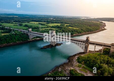 Die Luftbrücke VEW der Britannia Bridge führt Straße und Bahn über die Menai Straits zwischen Snowdonia und Anglesey. Wales, Vereinigtes Königreich Stockfoto