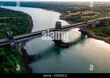 Die Luftbrücke VEW der Britannia Bridge führt Straße und Bahn über die Menai Straits zwischen Snowdonia und Anglesey. Wales, Vereinigtes Königreich Stockfoto