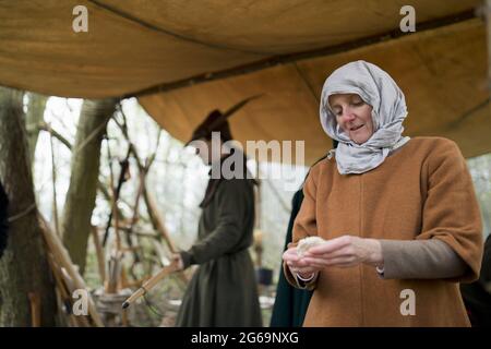 Interpretation einer Frau, die im legendären Waldcamp von Robin Hood kocht Stockfoto