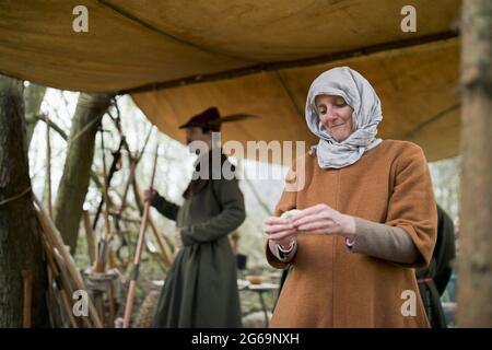 Interpretation einer Frau, die im legendären Waldcamp von Robin Hood kocht Stockfoto