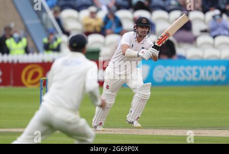 Hove, Großbritannien. Juli 2021. Sussex's Travis Head schlagen am ersten Tag des LV County Championship-Matches zwischen Sussex und Glamorgan auf dem 1. Central County Ground in Hove. Quelle: James Boardman/Alamy Live News Stockfoto