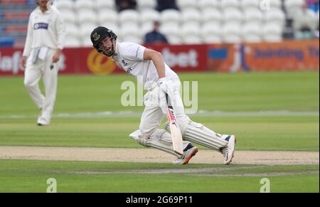 Hove, Großbritannien. Juli 2021. Ali Orr von Sussex läuft am ersten Tag des LV County Championship-Spiels zwischen Sussex und Glamorgan auf dem 1. Central County Ground in Hove zwischen dem Wicket. Quelle: James Boardman/Alamy Live News Stockfoto