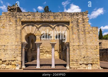 Obere basilische Halle im Verwaltungsgebiet des 10. Jahrhunderts befestigten Palast und Stadt Medina Azahara, auch bekannt als Madinat al-Zahra, Cordo Stockfoto