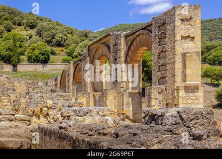 Der große Portico, oder Bab al-Sudda, im 10. Jahrhundert befestigter Palast und Stadt Medina Azahara, auch bekannt als Madinat al-Zahra, Provinz Cordoba, Stockfoto