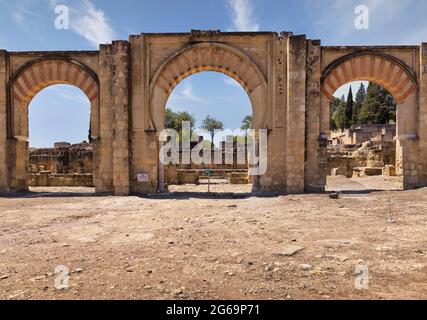 Der große Portico, oder Bab al-Sudda, im 10. Jahrhundert befestigter Palast und Stadt Medina Azahara, auch bekannt als Madinat al-Zahra, Provinz Cordoba, Stockfoto