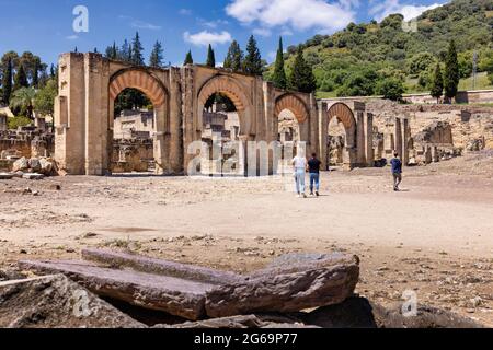 Der große Portico, oder Bab al-Sudda, im 10. Jahrhundert befestigter Palast und Stadt Medina Azahara, auch bekannt als Madinat al-Zahra, Provinz Cordoba, Stockfoto