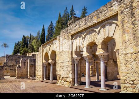 Obere basilische Halle im Verwaltungsgebiet des 10. Jahrhunderts befestigten Palast und Stadt Medina Azahara, auch bekannt als Madinat al-Zahra, Cordo Stockfoto