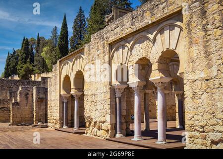 Obere basilische Halle im Verwaltungsgebiet des 10. Jahrhunderts befestigten Palast und Stadt Medina Azahara, auch bekannt als Madinat al-Zahra, Cordo Stockfoto