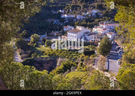 Das kleine Bergdorf Jorox, Provinz Malaga, Andalusien, Spanien. Im Jahr 2020 hatte sie nur 28 dauerhafte Einwohner. Einige Außenstehende halten Urlaub Stockfoto
