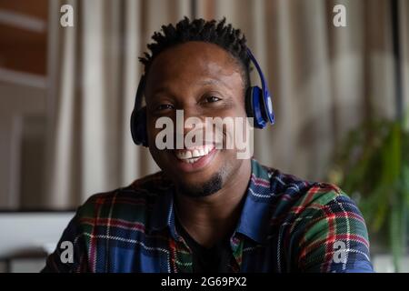 Porträt eines lächelnden afroamerikanischen Mannes in Kopfhörern Stockfoto
