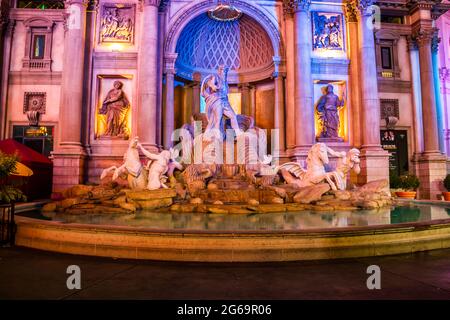 Der Trevi-Brunnen in Las Vegas bei Nacht Stockfoto