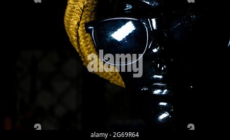 Gesicht Schaufensterpuppe Gesicht mit Umschlag und schwarzer Sonnenbrille Stockfoto