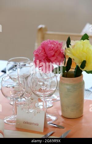 Bouquet de fausses fleurs sur une table de mariage. Saint-Gervais-les-Bains. Haute-Savoie. Auvergne-Rhône-Alpes. Frankreich. Stockfoto