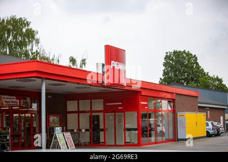 Meckenheim, NRW, Deutschland, 06 30 2021, Schaufenster eines Penny-Shops Stockfoto