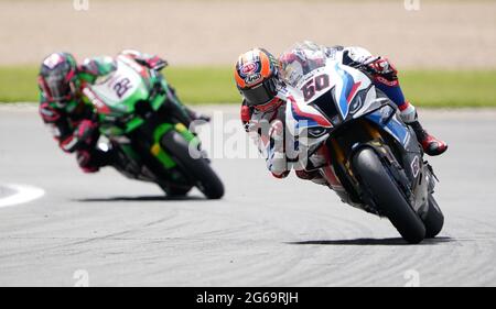 Michael van der Mark vom BMW Motorrad WorldSBK Team im Rennen 2 am zweiten Tag der Motul Fim Superbike Championship 2021 im Donington Park, Leicestershire. Samstag, 4. Juli 2021. Stockfoto