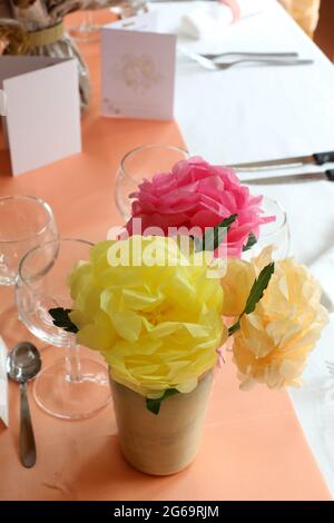 Bouquet de fausses fleurs sur une table de mariage. Saint-Gervais-les-Bains. Haute-Savoie. Auvergne-Rhône-Alpes. Frankreich. Stockfoto