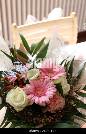 Bouquet de fleurs sur une table de mariage. Saint-Gervais-les-Bains. Haute-Savoie. Auvergne-Rhône-Alpes. Frankreich. Stockfoto