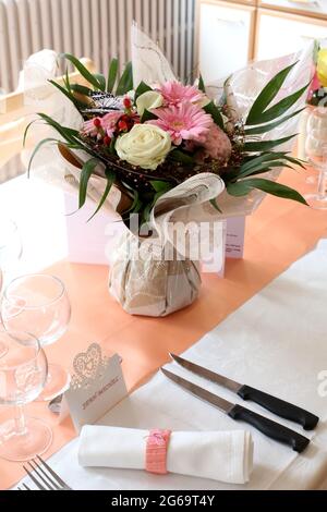 Bouquet de fleurs sur une table de mariage. Saint-Gervais-les-Bains. Haute-Savoie. Auvergne-Rhône-Alpes. Frankreich. Stockfoto