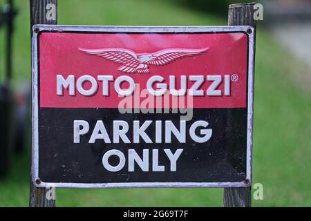 Nahaufnahme des Moto Guzzi Motorrades Schild nur Parken. Mailand, Italien - Juli 2021 Stockfoto