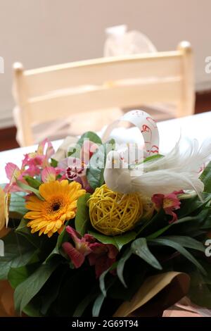 Bouquet de fleurs sur une table de mariage. Saint-Gervais-les-Bains. Haute-Savoie. Auvergne-Rhône-Alpes. Frankreich. Stockfoto