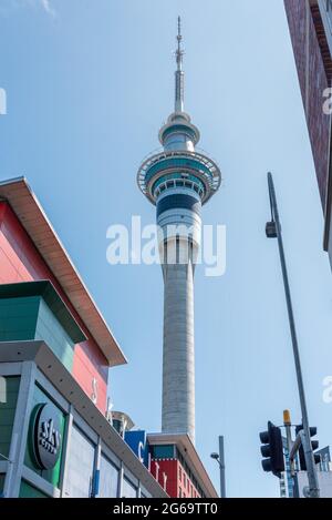 Nahansicht des Sky Tower in Auckland, Neuseeland Stockfoto