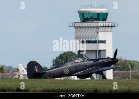 London Southend Airport, Essex, Großbritannien. Juli 2021. Der Royal Air Force Battle of Britain Memorial Flight Spitfire und die Kämpfer des US-Militärs führten einen Flipper über dem Clifftop Memorial in Capel le Ferne, nahe Dover, Kent, durch. Auf ihrem Rückflug zu ihrem Heimatstützpunkt in Lincolnshire hielten sie in Southend an, um Kraftstoff zu tanken, wobei sie vor der Landung eine ‘Run and Break’ durchmachten. Für 2021 wurde der Sturmflut zu einem komplett schwarzen Nachtjägersystem umgestaltet, wie es die RAF von 247 Geschwadern trug, als sie die Südküste vor eindringenden Nachtbombern verteidigte Stockfoto