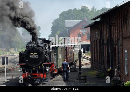 4. Juli 2021, Bertsdorf, Deutschland: Der Dampfzug fährt an sonnigen Tagen auf der Zittauer Schmalspurbahn in Bertsdorf. Seit 1890 befördert die Schmalspurbahn Zittau Passagiere in das kleinste Mittelgebirge Deutschlands. (Bild: © Slavek Ruta/ZUMA Wire) Stockfoto