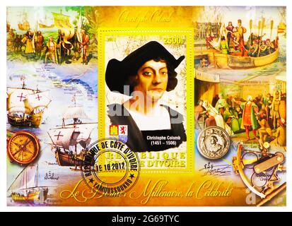 MOSKAU, RUSSLAND - 28. MÄRZ 2020: Die in der Elfenbeinküste gedruckte Briefmarke zeigt Christopher Columbus (1451-1506), berühmte Volksserie, um 2012 Stockfoto