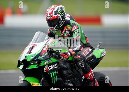 Jonathan Rea vom Kawasaki Racing Team WorldSBK beim Rennen 2 am zweiten Tag der Motul Fim Superbike Championship 2021 im Donington Park, Leicestershire. Samstag, 4. Juli 2021. Stockfoto