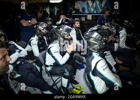 Spielberg, Österreich. Juli 2021. Williams Racing Mechaniker beobachten das Rennen. Großer Preis von Österreich, Sonntag, 4. Juli 2021. Spielberg, Österreich. Quelle: James Moy/Alamy Live News Stockfoto