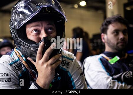 Spielberg, Österreich. Juli 2021. Williams Racing Mechaniker beobachten das Rennen. Großer Preis von Österreich, Sonntag, 4. Juli 2021. Spielberg, Österreich. Quelle: James Moy/Alamy Live News Stockfoto