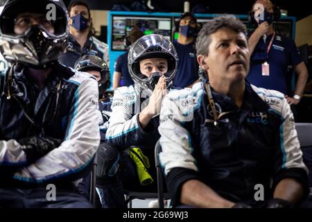 Spielberg, Österreich. Juli 2021. Williams Racing Mechaniker beobachten das Rennen. Großer Preis von Österreich, Sonntag, 4. Juli 2021. Spielberg, Österreich. Quelle: James Moy/Alamy Live News Stockfoto