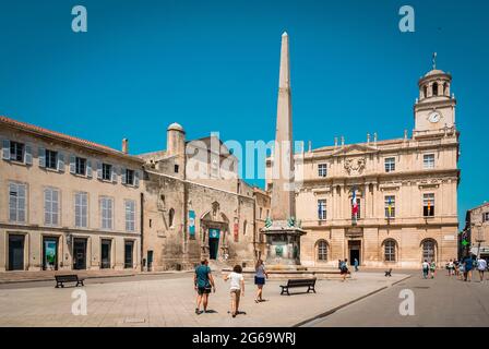 Arles, Frankreich; 30. Juli 2018: Platz der Republik Arles an einem sonnigen Tag, an dem sich der Obelisk, das Rathaus und die Kathedrale befinden. Stockfoto