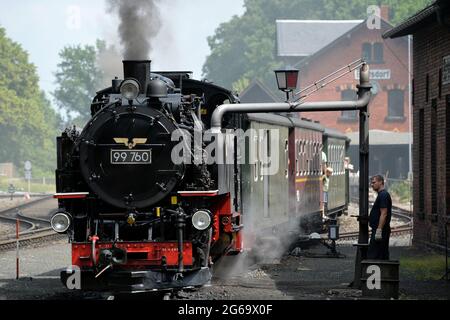 4. Juli 2021, Bertsdorf, Deutschland: Der Lokführer füllte Wasser in eine Lokomotive der Zittauer Schmalspurbahn in Bertsdorf in Deutschland. Seit 1890 befördert die Schmalspurbahn Zittau Passagiere in das kleinste Mittelgebirge Deutschlands. (Bild: © Slavek Ruta/ZUMA Wire) Stockfoto