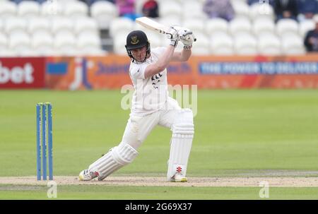 Hove, Großbritannien. Juli 2021. Ben Brown von Sussex hat am ersten Tag des LV County Championship-Spiels zwischen Sussex und Glamorgan auf dem 1. Central County Ground in Hove geschlagen. Quelle: James Boardman/Alamy Live News Stockfoto