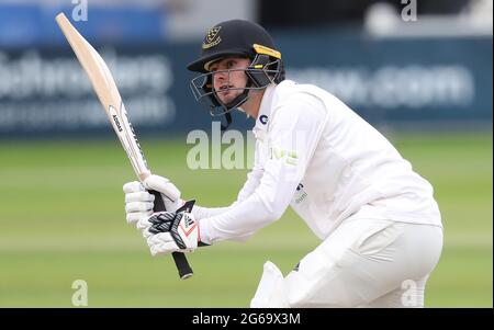 Hove, Großbritannien. Juli 2021. Oli Carter von Sussex hat am ersten Tag des LV County Championship-Matches zwischen Sussex und Glamorgan auf dem 1. Central County Ground in Hove geschlagen. Quelle: James Boardman/Alamy Live News Stockfoto