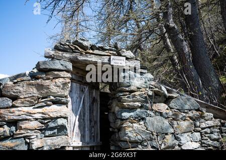 Altes Bauernhaus aus Stein nun verlassen in der Vergangenheit von nomadischen Hirten der italienischen Alpen verwendet. Stockfoto