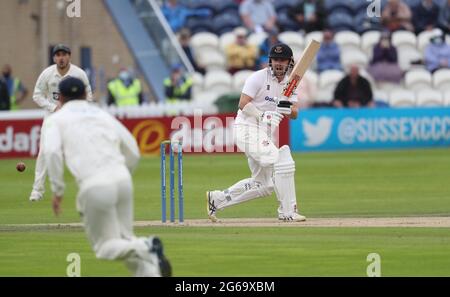 Hove, Großbritannien. Juli 2021. Sussex's Travis Head schlagen am ersten Tag des LV County Championship-Matches zwischen Sussex und Glamorgan auf dem 1. Central County Ground in Hove. Quelle: James Boardman/Alamy Live News Stockfoto