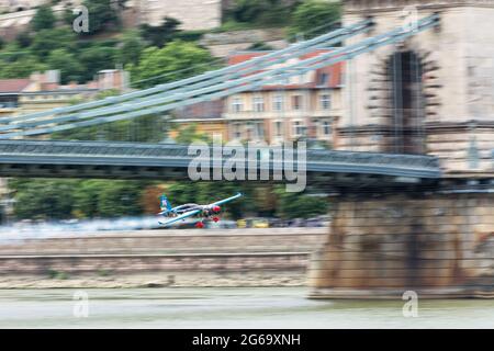 Budapest, Ungarn - 23. Juni 2018: Petr Kopfstein in Zivko Edge 540 beim Red Bull Air Race unter der Brücke Stockfoto