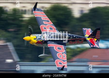 Budapest, Ungarn - 23. Juni 2018: Kirby Chambliss in Zivko Edge 540 beim Red Bull Air Race Stockfoto