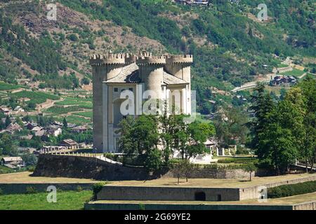 Sommeransicht des mittelalterlichen Schlosses, Aymavilles Aostatal Italien Stockfoto