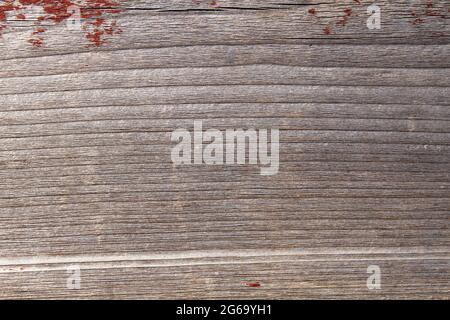 Alte Holzoberfläche mit roter abblätternder Farbe Stockfoto