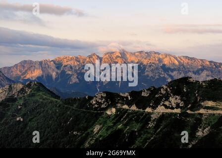 Venetien, Italien, Mount Pasubio. Carega Bergkette und die Strada degli Eroi um sechs Uhr an einem Sommermorgen. Stockfoto