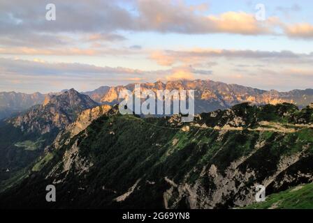 Venetien, Italien, Mount Pasubio. Carega Bergkette und die Strada degli Eroi um sechs Uhr an einem Sommermorgen. Stockfoto