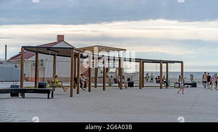 Sewastopol, Russland-17. Juni 2021: Landschaft mit Blick auf das Erholungsgebiet und die Urlauber auf dem Stadtdamm Stockfoto