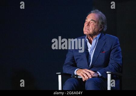 Roma, Italien. Juli 2021. Oliver Stone während der Präsentation des Films „JFK - A Case still open“ in der Regie-Cut-Version im Sommerkino des Monte Ciocci in Rom (Foto: Matteo Nardone/Pacific Press/Sipa USA) Quelle: SIPA USA/Alamy Live News Stockfoto