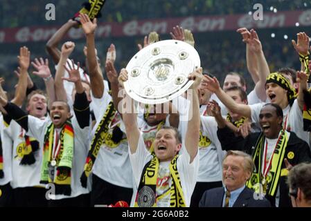 Dortmund, Deutschland, 4.5.2002, Fußball: Bundesliga-Saison 2001/2002, Borussia Dortmund (BVB, gelb) gegen WERDER Bremen (BRE, weiß) 2:1 - Stefan REUTER mit Trophäe Stockfoto